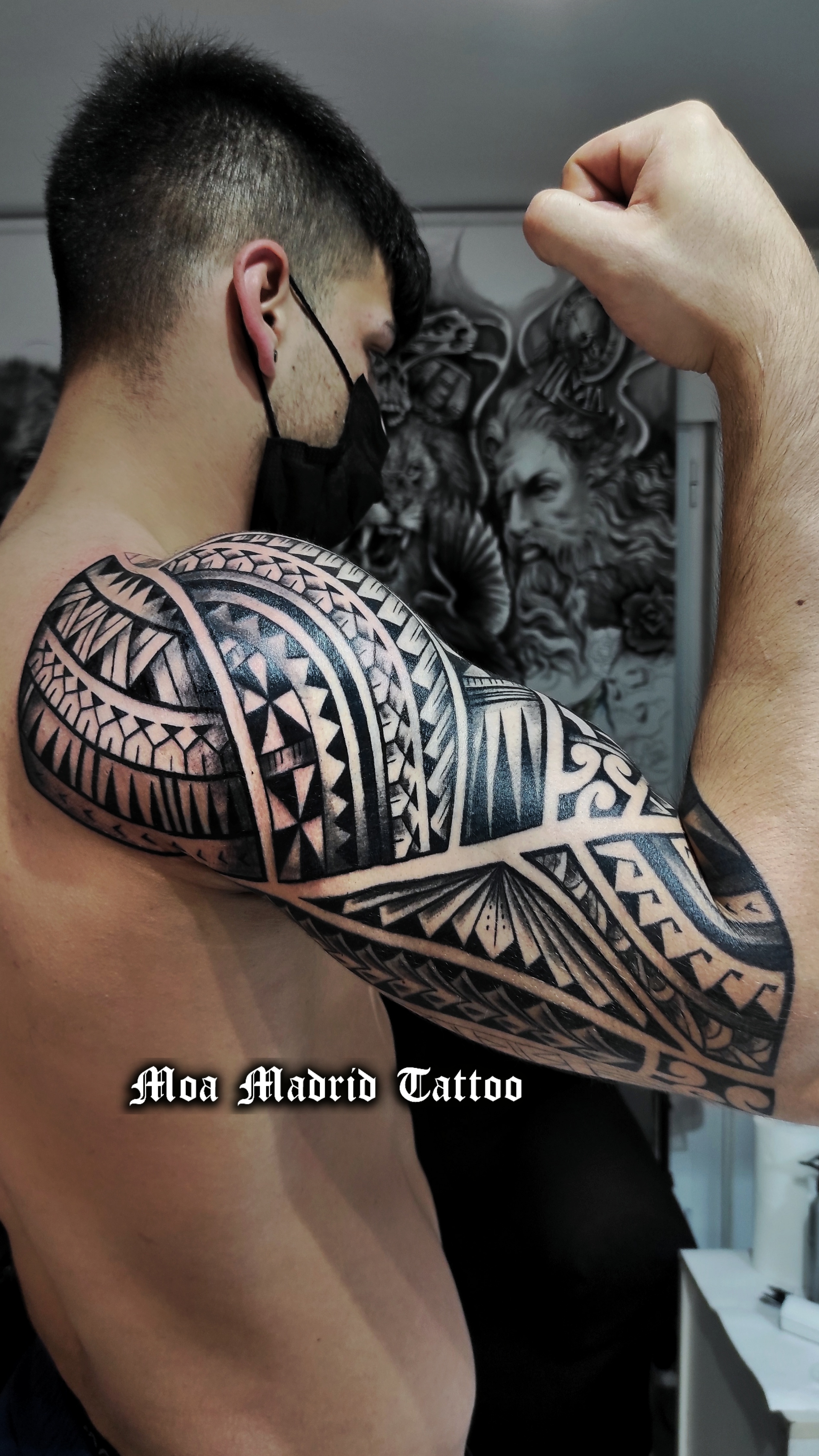 Tatuaje samoano de hombro a codo adaptado a las formas del brazo