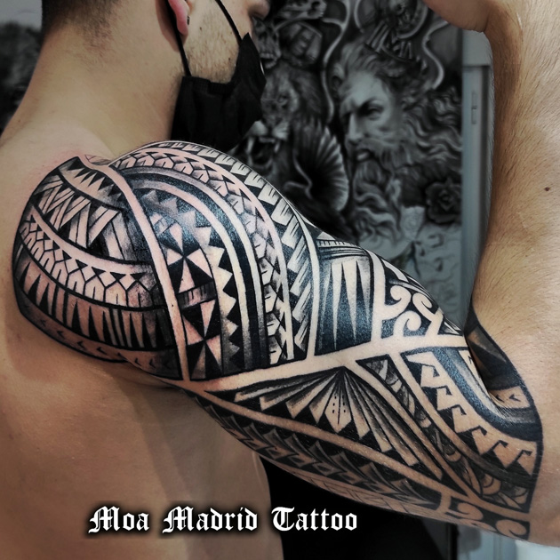 Tatuaje samoano de hombro a codo