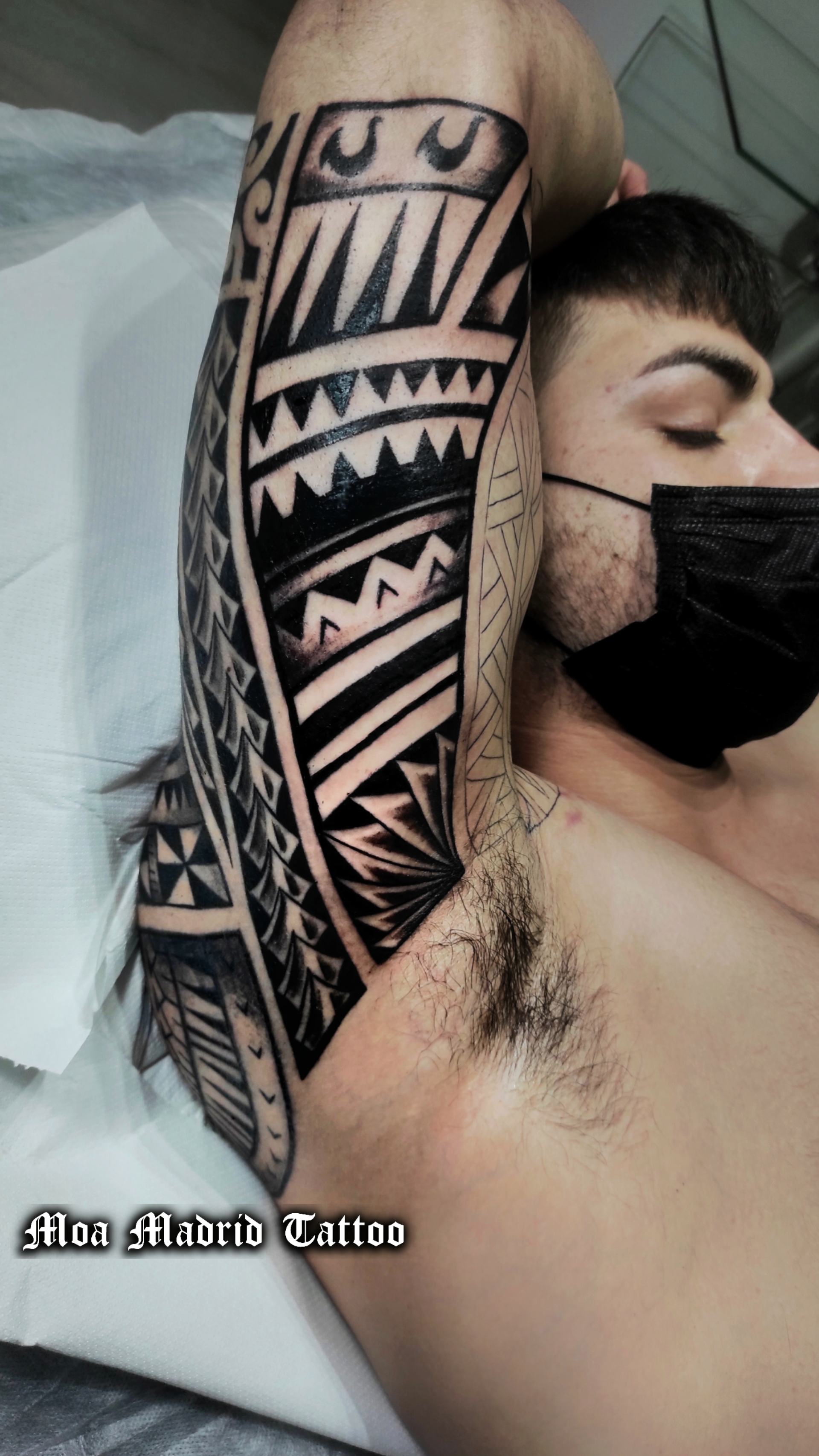 Vista del interior del brazo tatuado estilo samoano