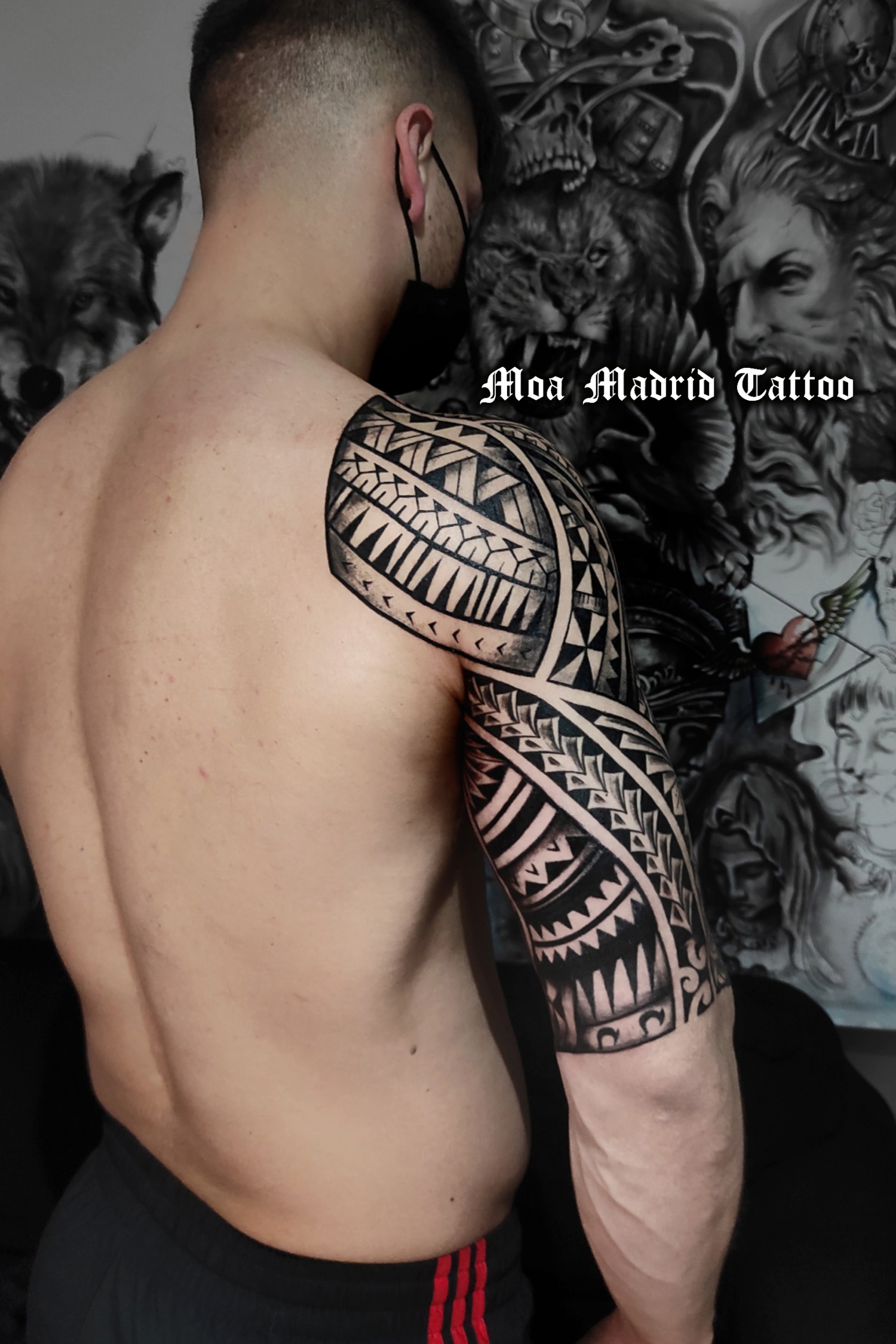 Vista del interior del brazo tatuado estilo samoano