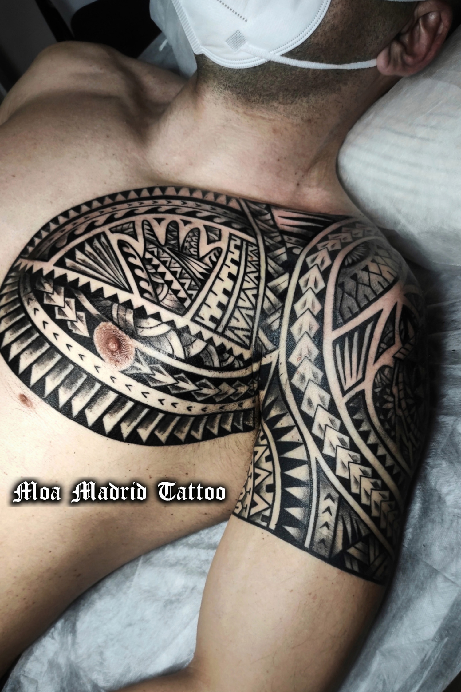 Nuevo tatuaje maorí en el pectoral, siguiendo el estilo de su anterior tattoo en el brazo
