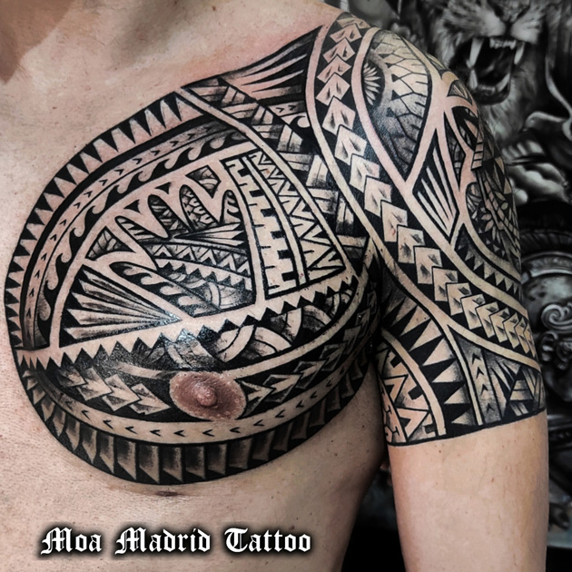 Tatuaje maorí adaptado a la forma del pectoral