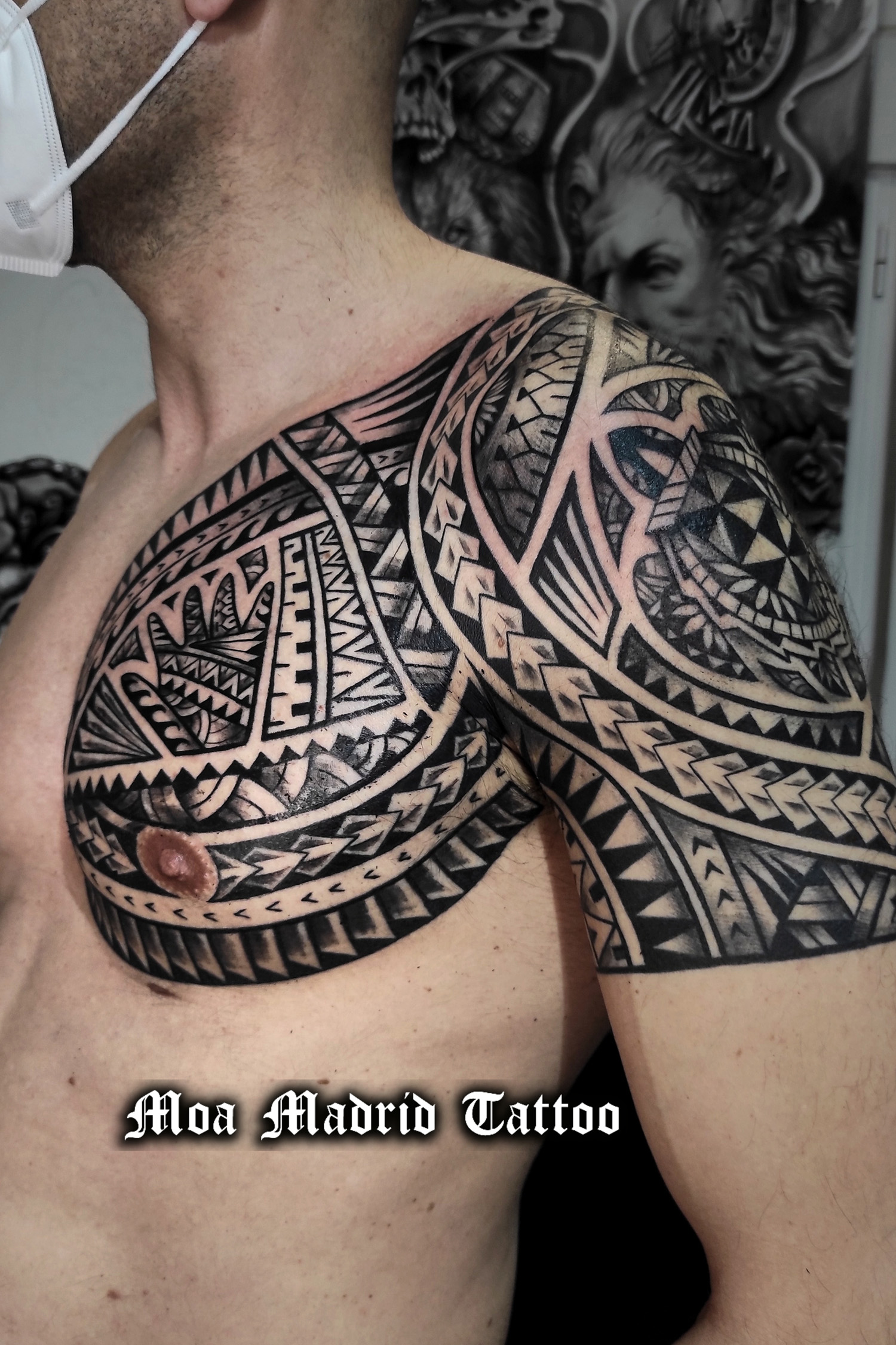 Tatuaje maorí adaptado a la forma del pectoral