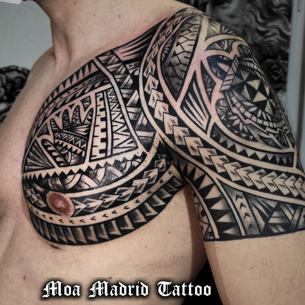 Tatuaje maorí adaptado a la forma del pectoral