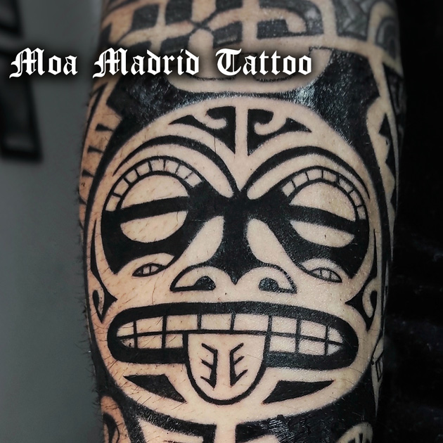 Tatuaje maorí con sol rodeando el antebrazo