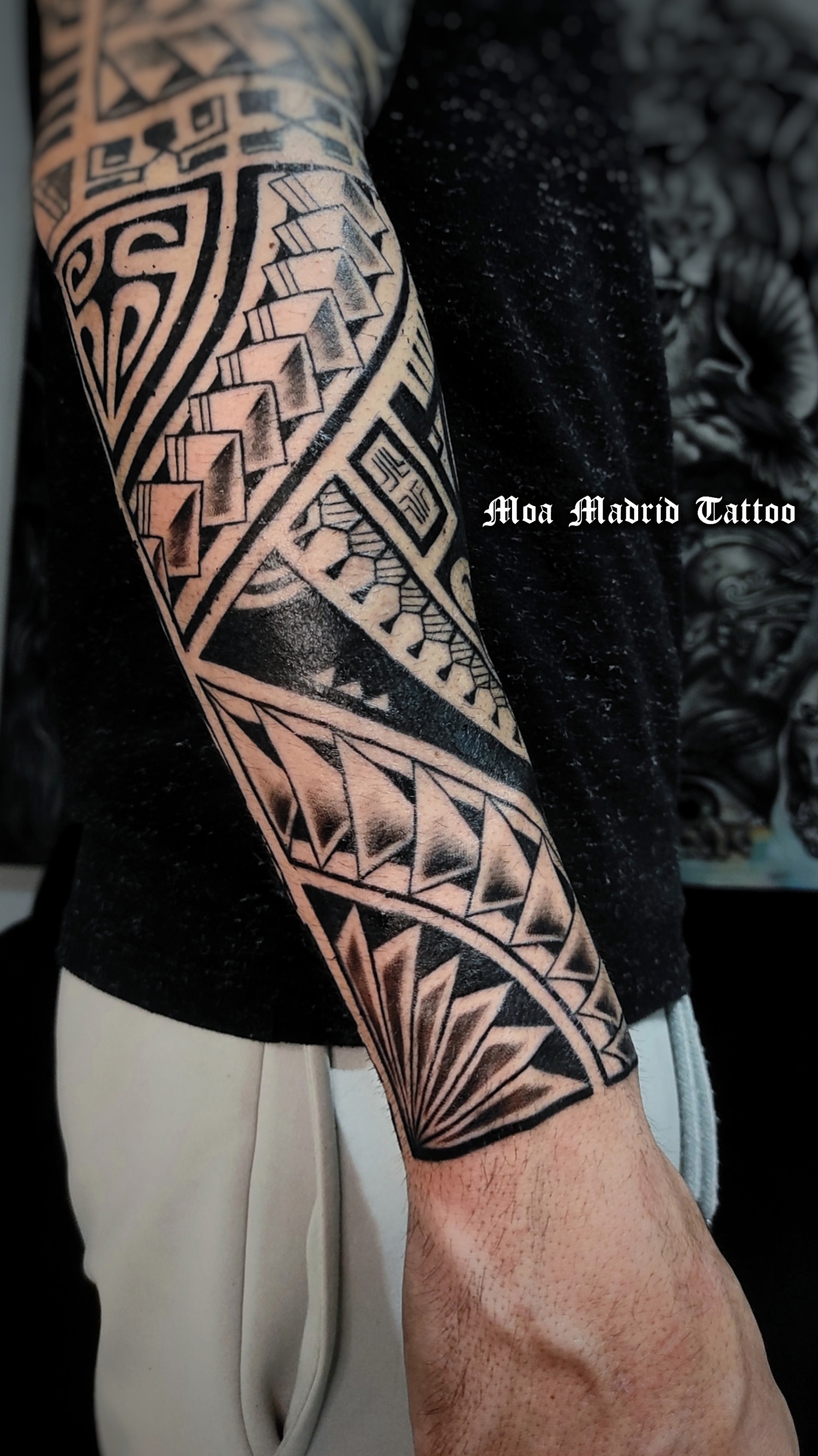 Tatuaje samoano adaptado a las formas del antebrazo