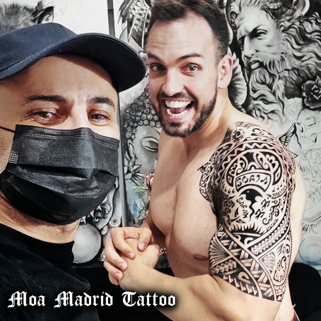 Tatuaje polinesio de hombro a codo con más de 20 símbolos