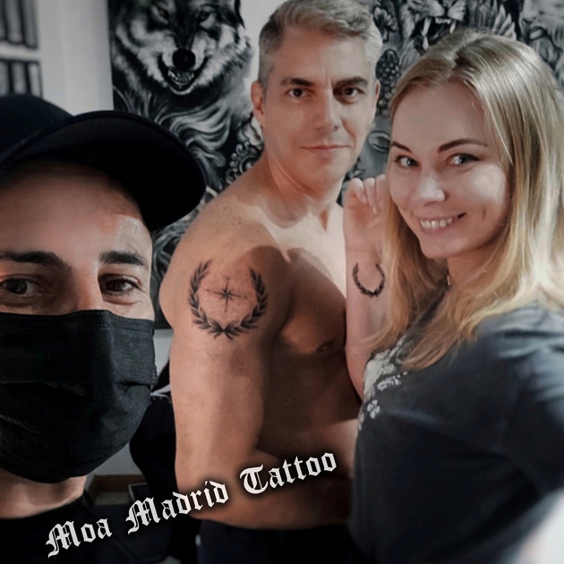 Tatuajes de parejas en Madrid: corona de laurel