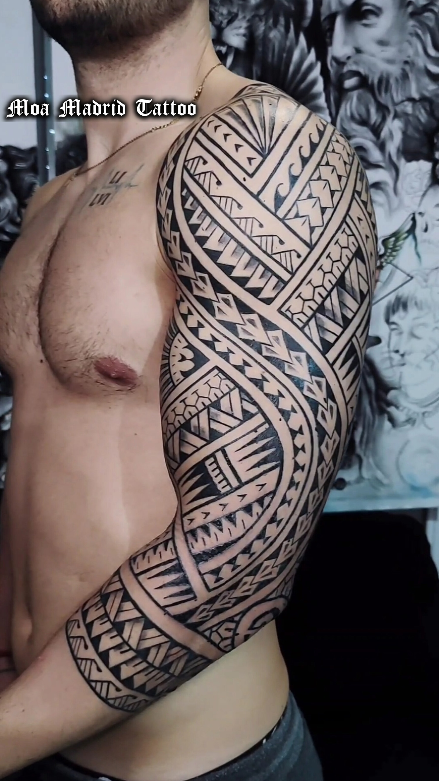 Tatuaje samoano de hombro a antebrazo