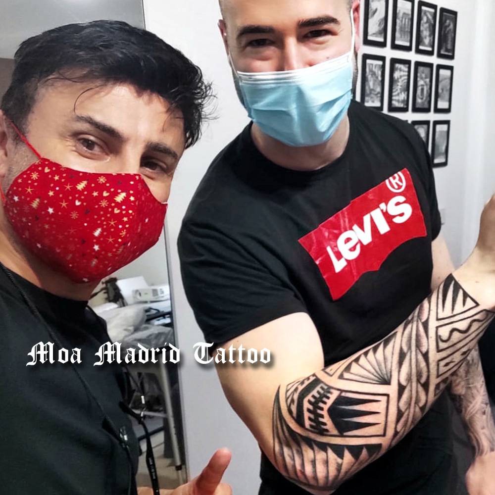 Tatuaje maorí todo antebrazo y codo