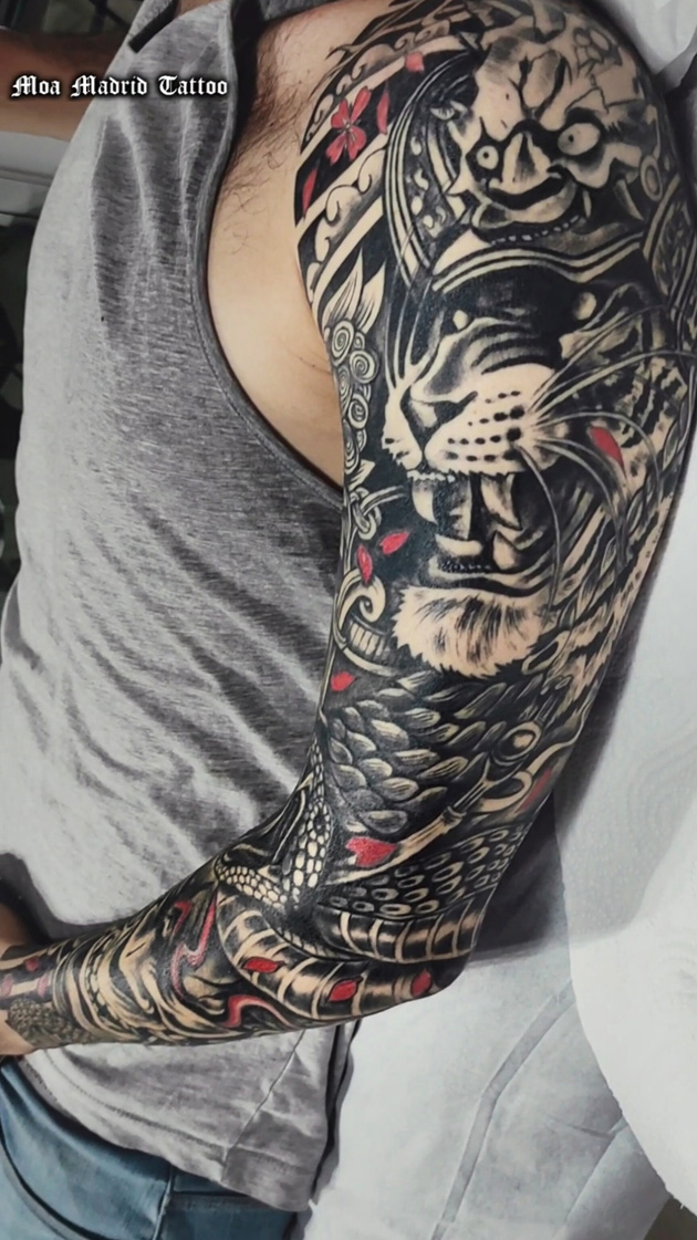 Brazo entero tatuado estilo oriental