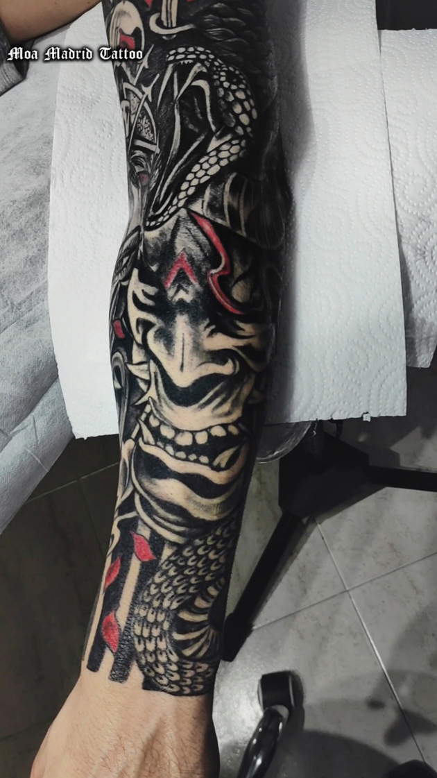 Brazo entero tatuado estilo oriental