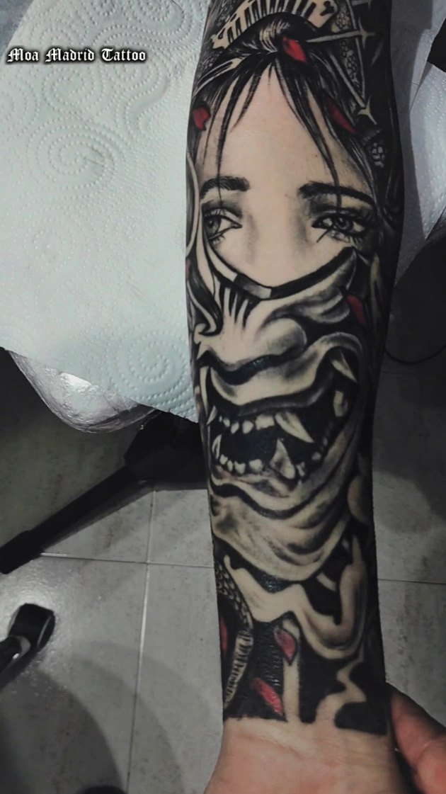 Brazo entero tatuado estilo oriental