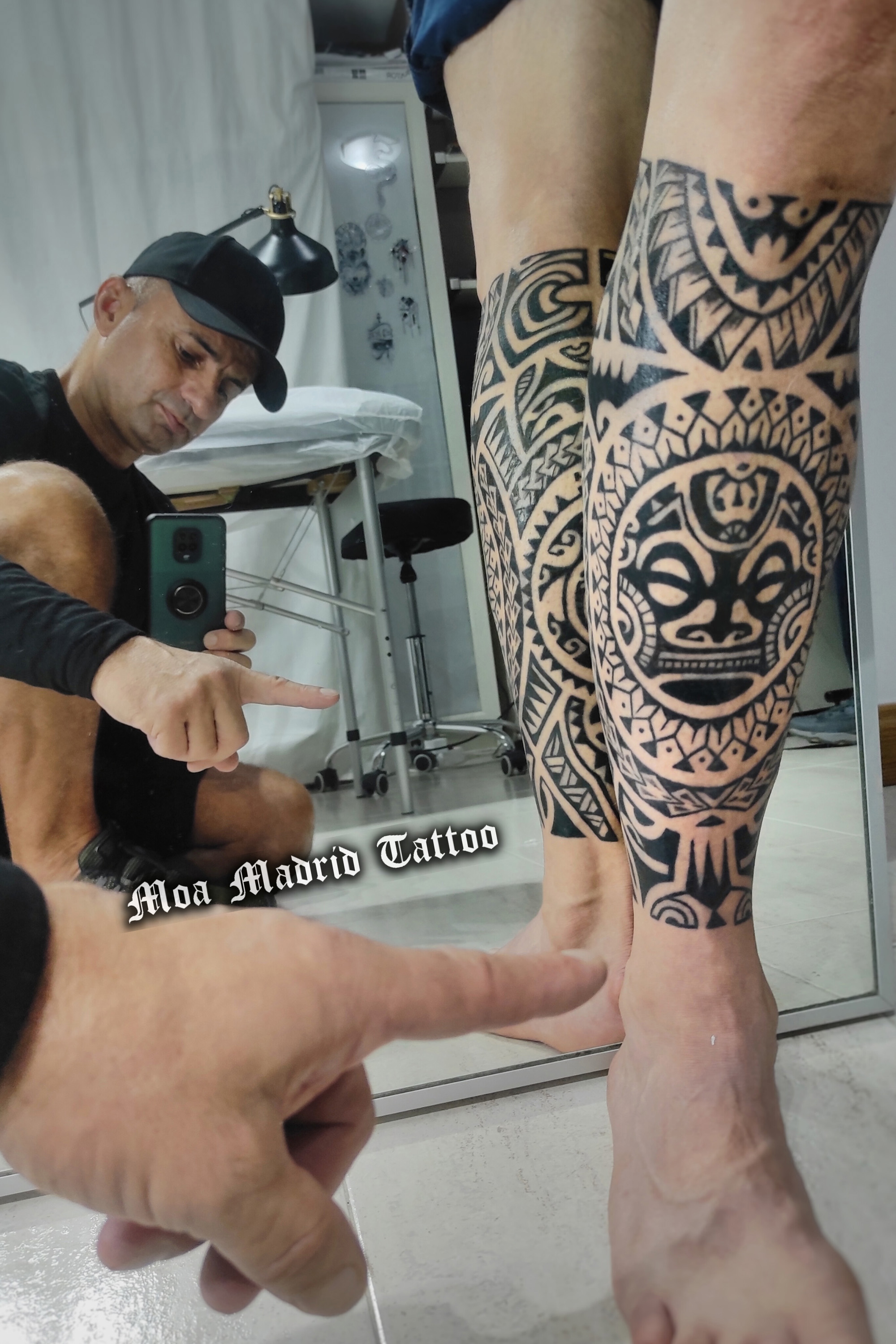 Moa, tu tatuador maorí en Madrid. Tatuaje maorí en pierna