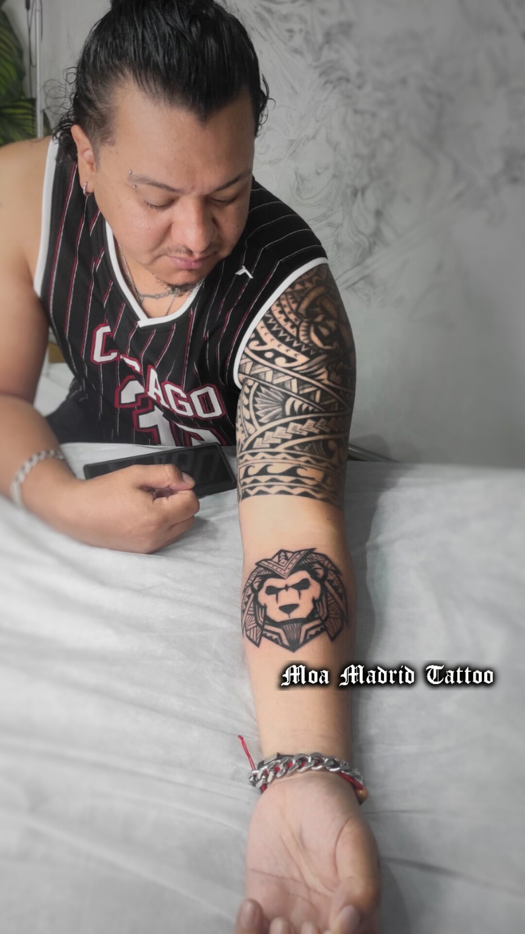 Tatuaje en el antebrazo de léon estilo maorí