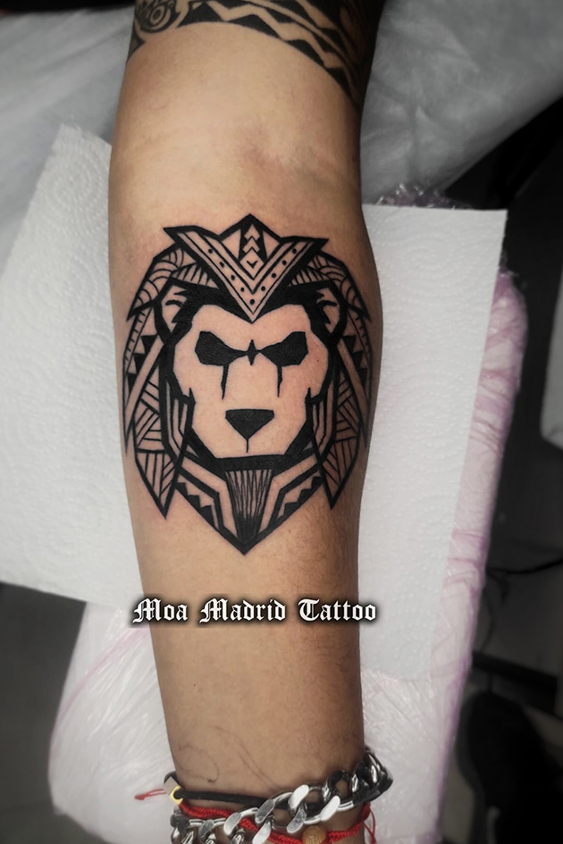 Un tatuaje muy original: un león estilo maorí