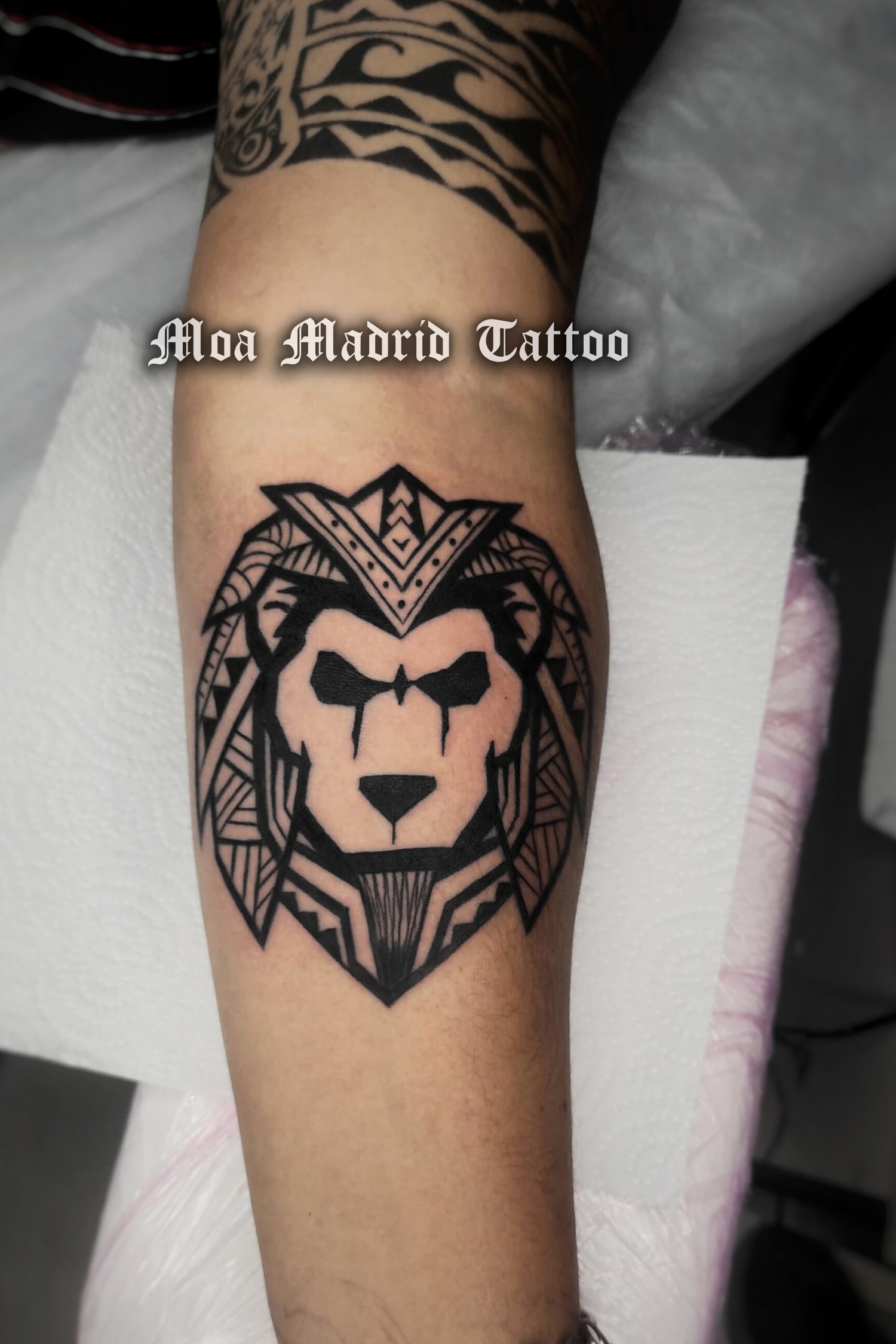Un tatuaje muy original: un león estilo maorí