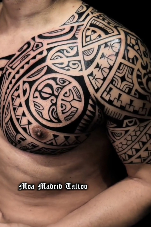 Tatuaje con luna polinesia en pectoral