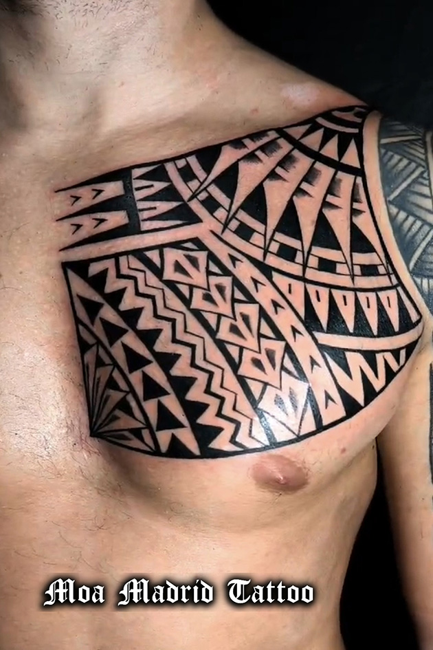 Tatuaje samoano en pectoral
