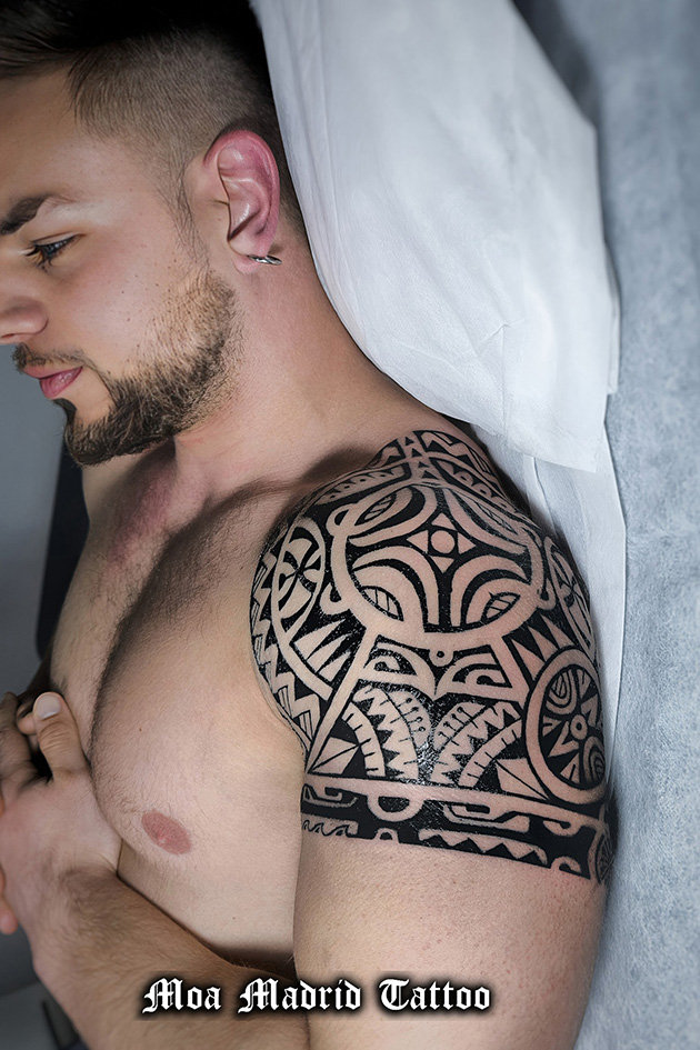 Tatuaje maorí en el brazo para el actor Gaby del Castillo
