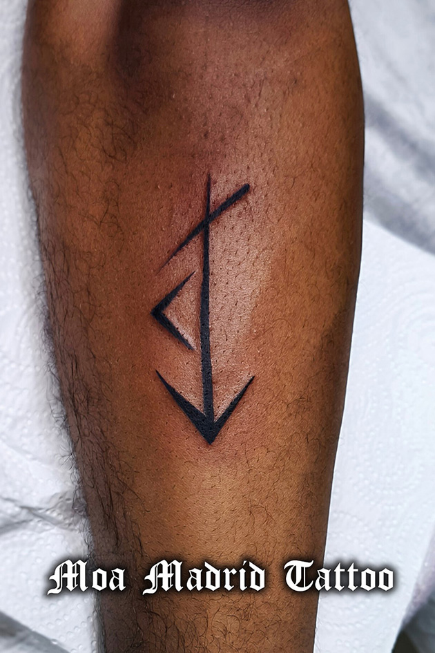 Tatuaje de moderna runa nórdica
