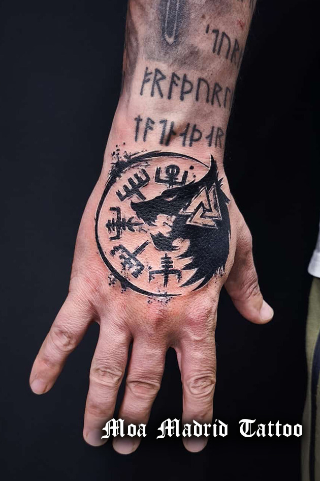Tatuaje de vegvísir y lobo en el dorso de la mano