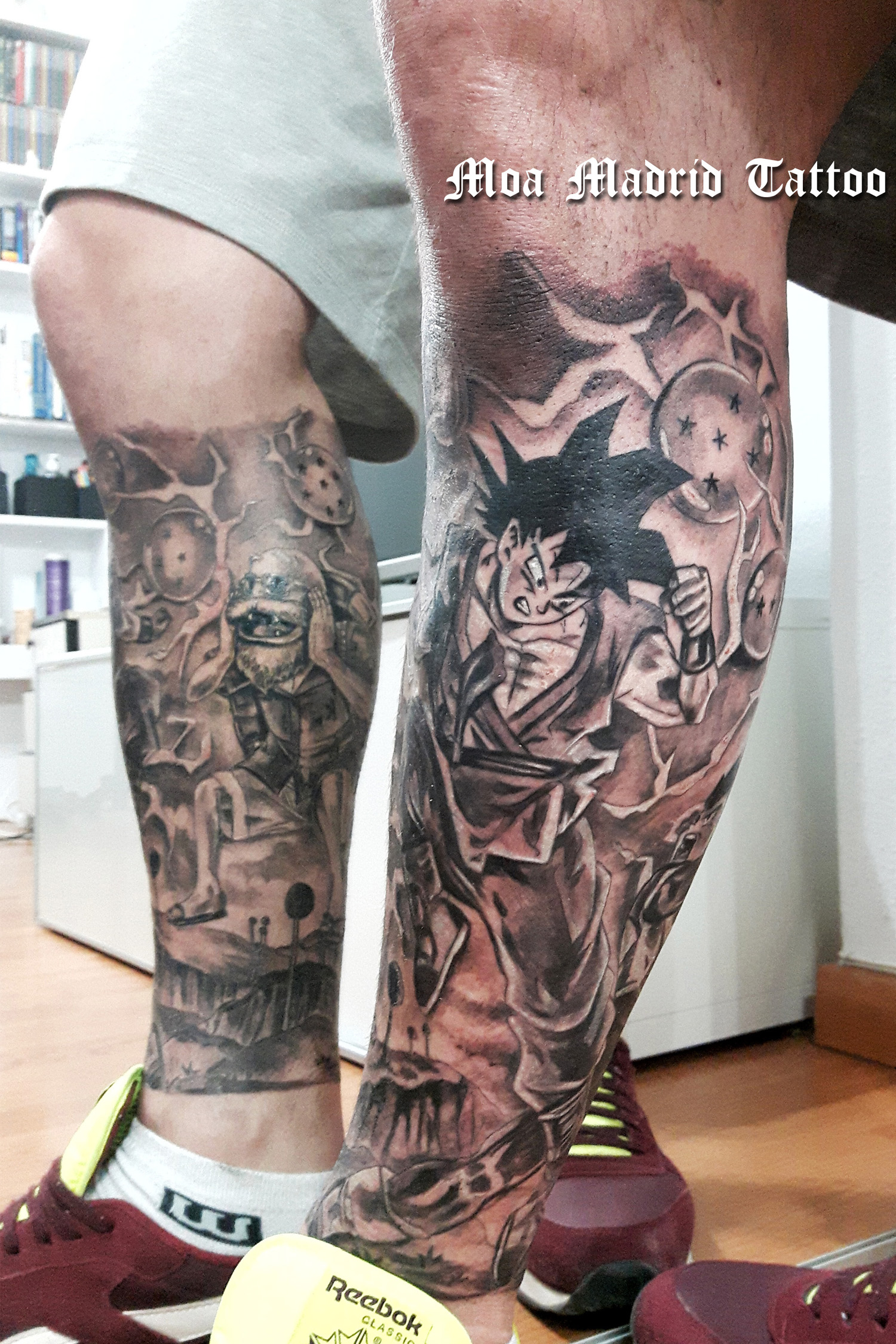 Muten Roshi (Tortuga Duende) y Goku en este tattoo de Bola de Dragón rodeando la pierna