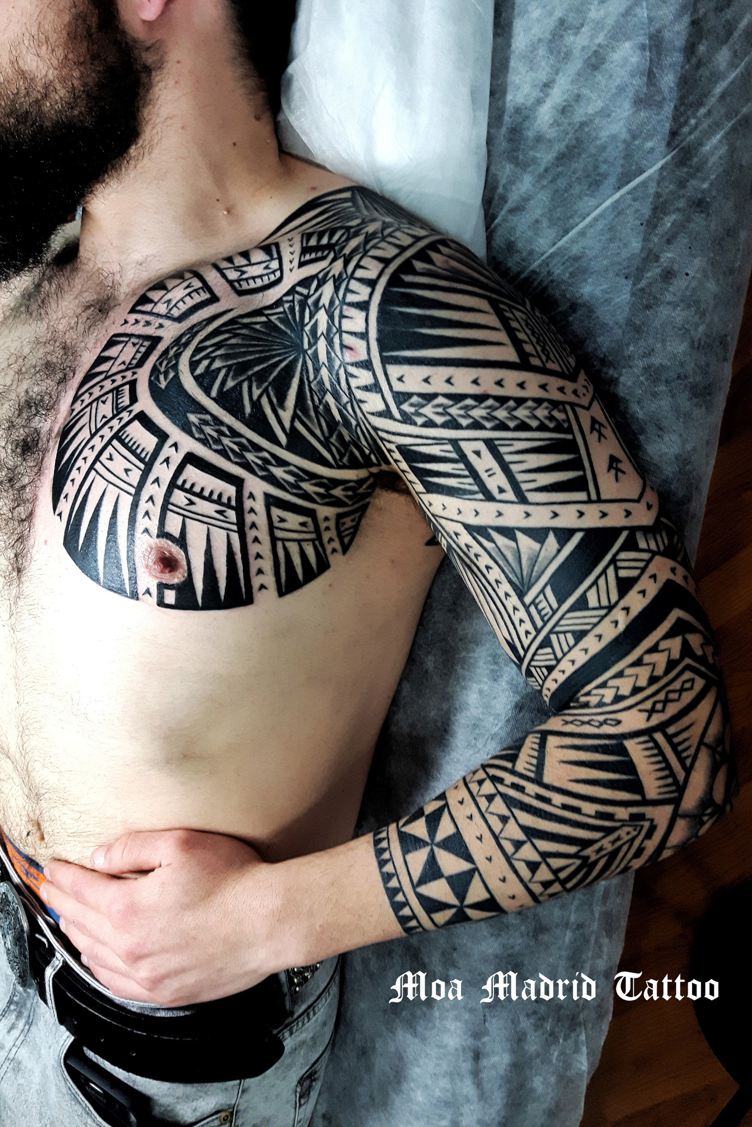 Tatuaje maorí en todo el brazo y pectoral | Moa Madrid Tattoo