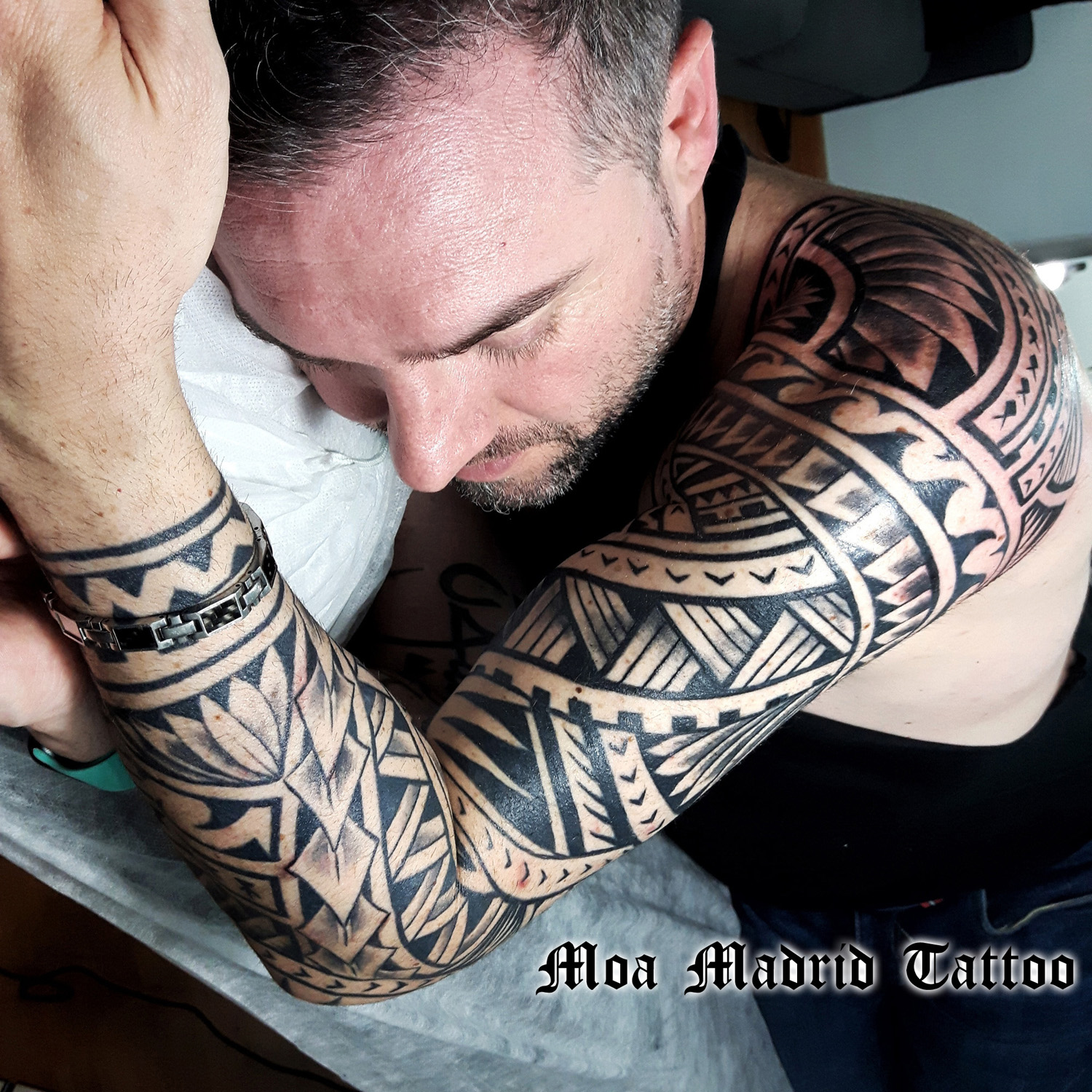 Brazo entero tatuado estilo maorí en Madrid | Moa Madrid Tattoo