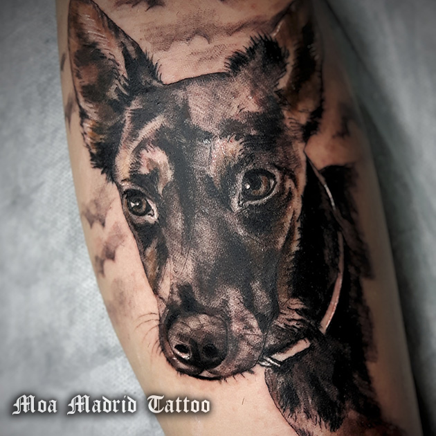 Tatuaje realista de su perra