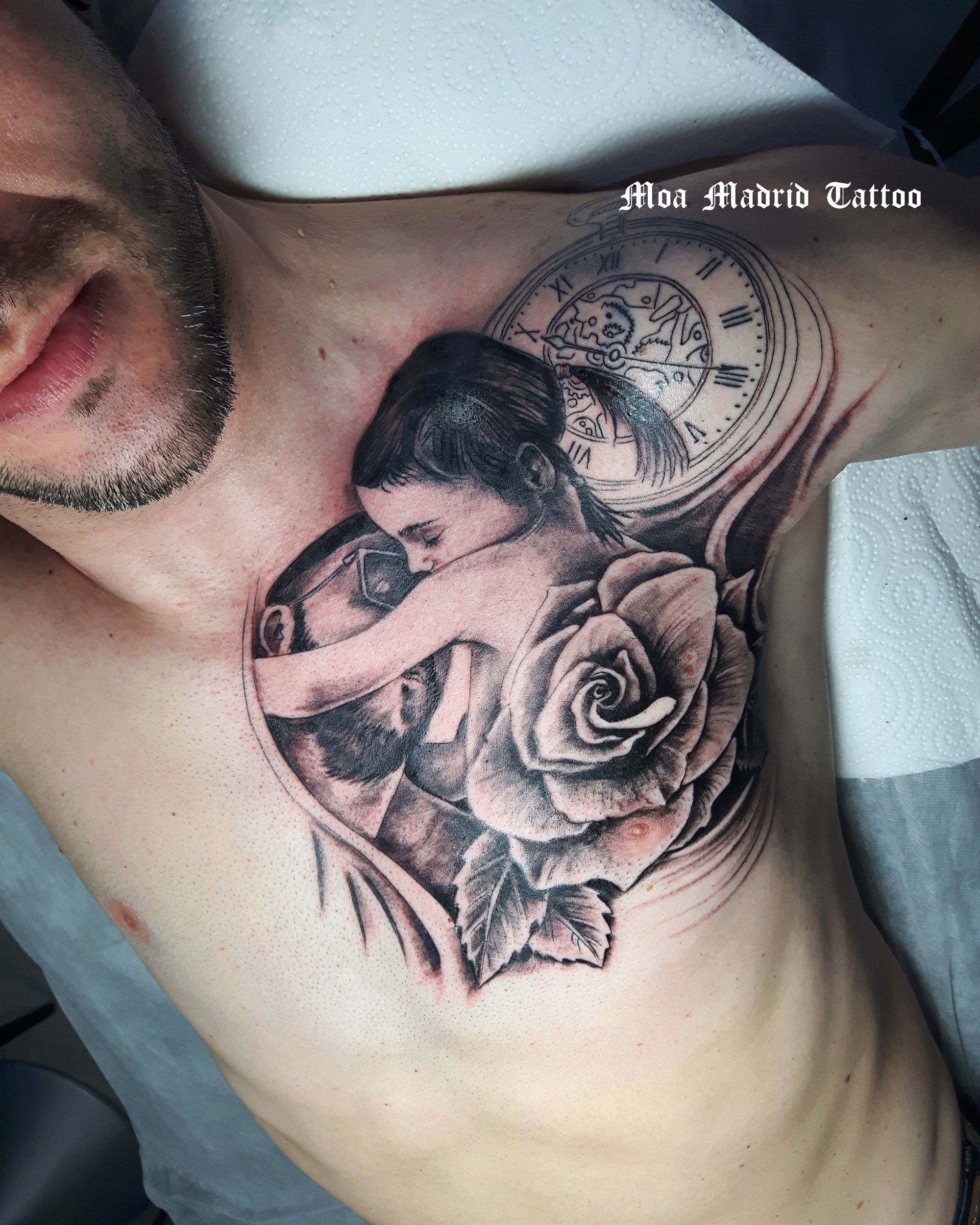 Tatuaje de padre e hija abrazándose hecho en el pectoral | Moa Madrid Tattoo