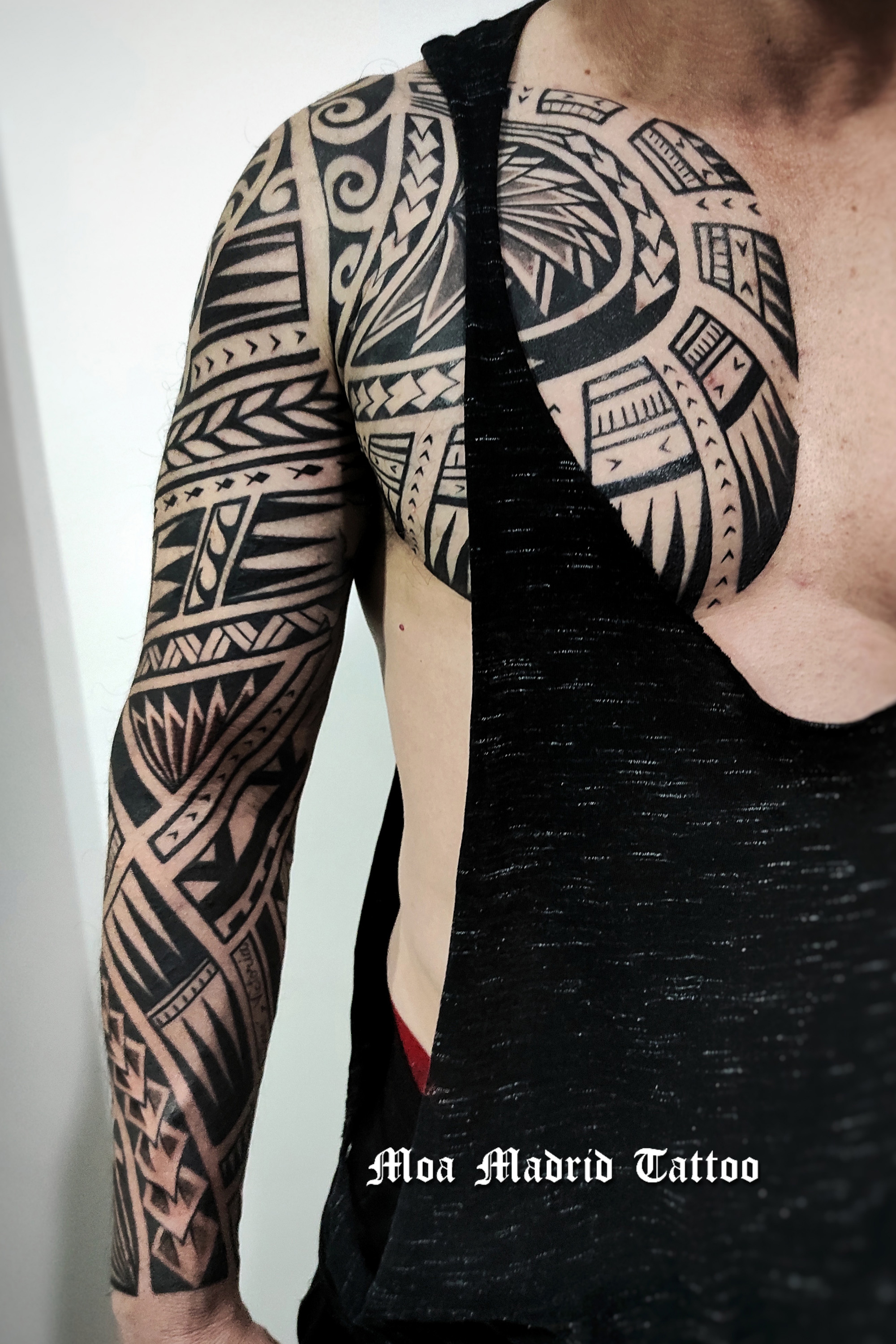 Gran tatuaje maorí en todo el brazo y pectoral diseño exclusivo | Moa  Madrid Tattoo