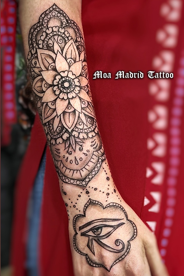 GRAN tatuaje de mandala en antebrazo de mujer