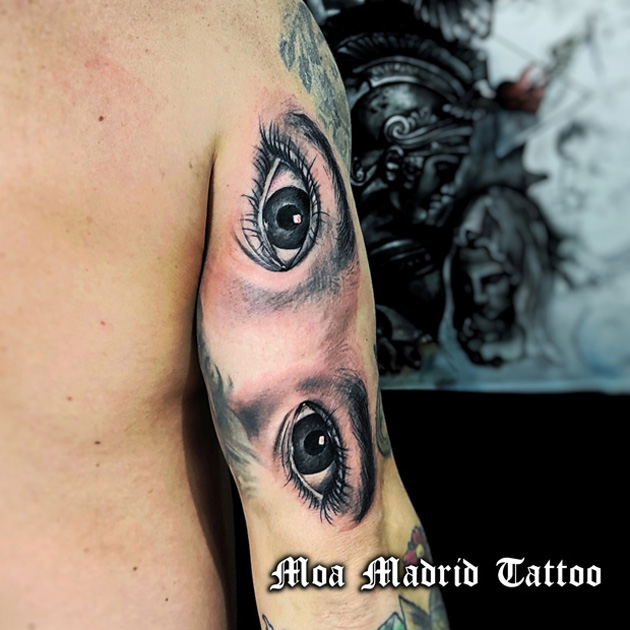 Tatuaje de ojos muy realistas en el tríceps