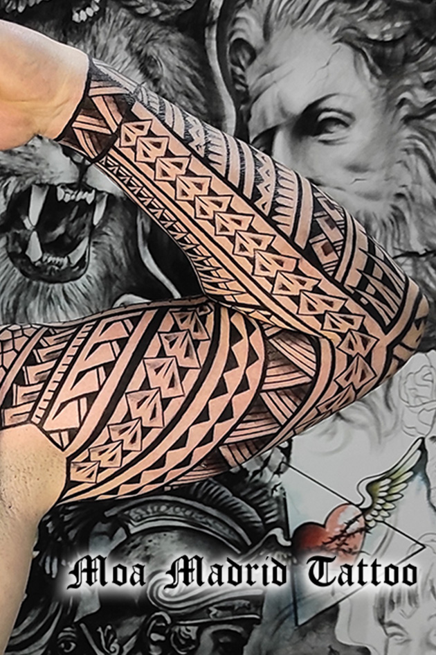 Todo el brazo tatuado samoano