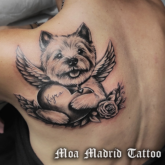 Tatuaje de perro con alas de ángel