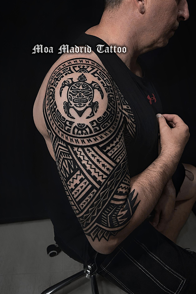 Tatuaje polinesio contemporáneo en brazo y pectoral