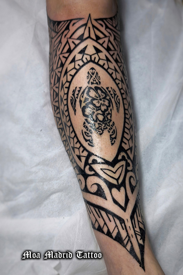 Doble tatuaje samoano simétrico en las piernas