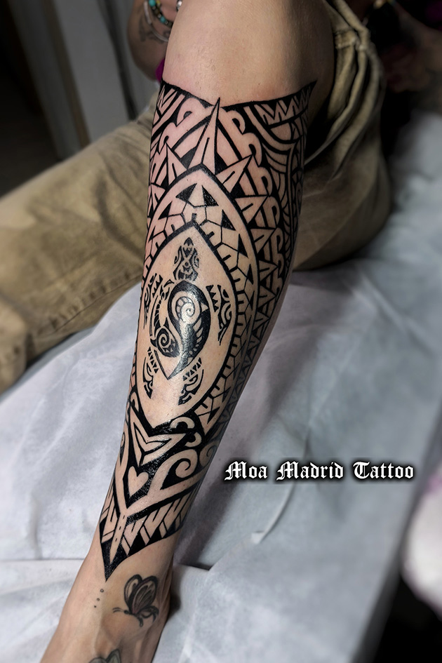 Doble tatuaje samoano simétrico en las piernas