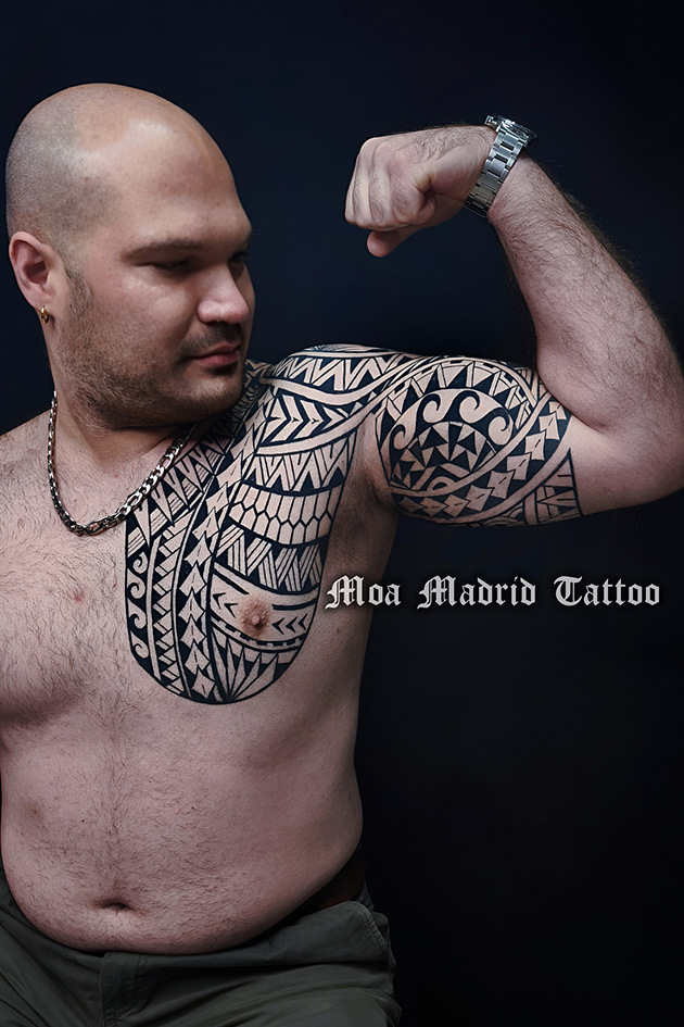 Tattoo samoano en brazo y pecho