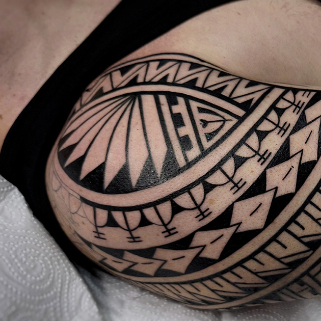 Tatuaje samoano con triángulos, ondas y bandas