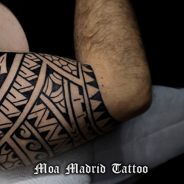 Tatuaje samoano con triángulos, ondas y bandas