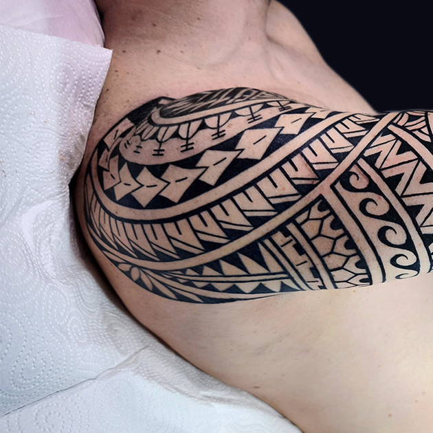 Tatuaje polinesio con niho mano y olas