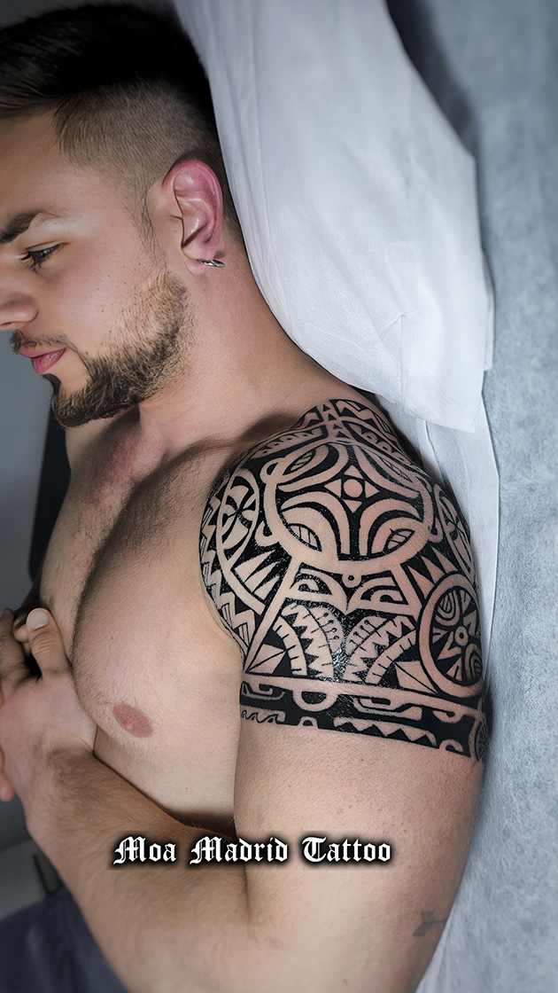 Tatuaje maorí en el brazo para el actor Gaby del Castillo