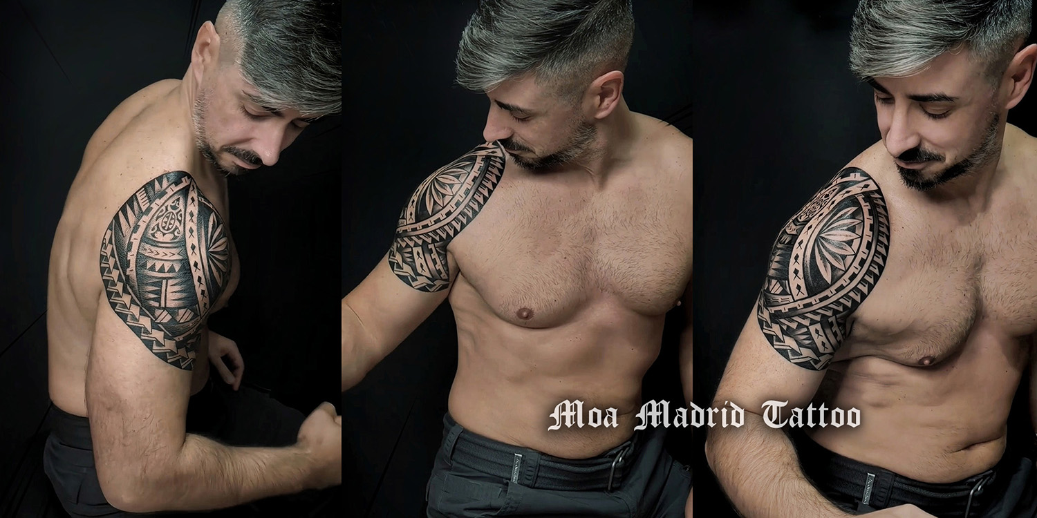 Varias vistas del tatuaje samoano en el hombro, en cuyo diseño se integra una pequeña tortuga maorí