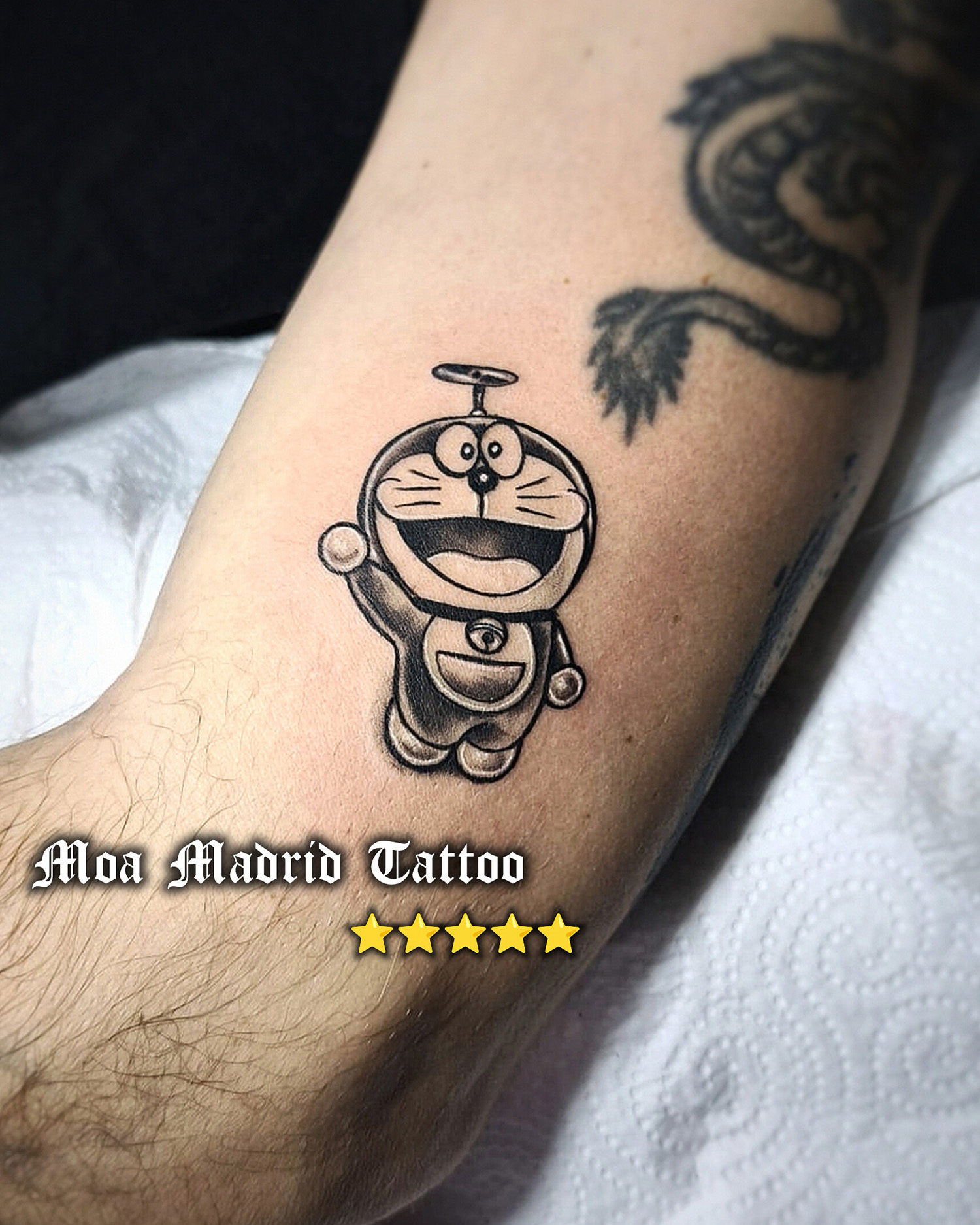Tatuaje de Doraemon volando con su gorrocóptero