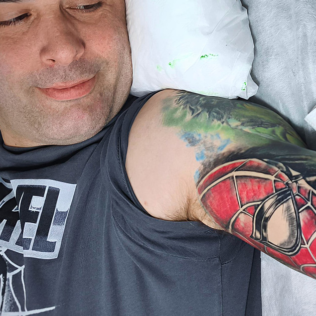 Brazo tatuado con superhéroes - Spiderman