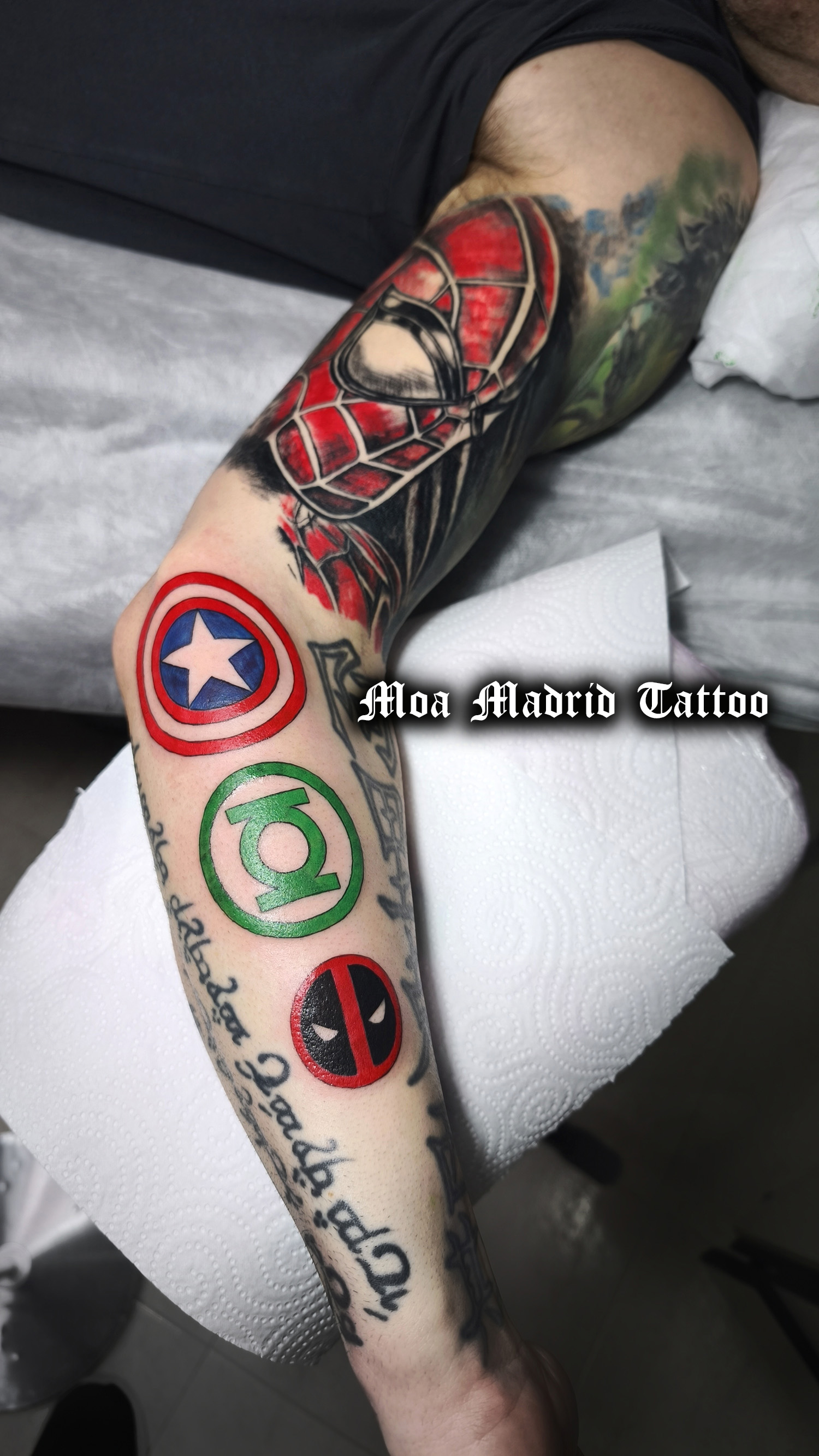 Brazo con tatuajes de Marvel y DC Comics