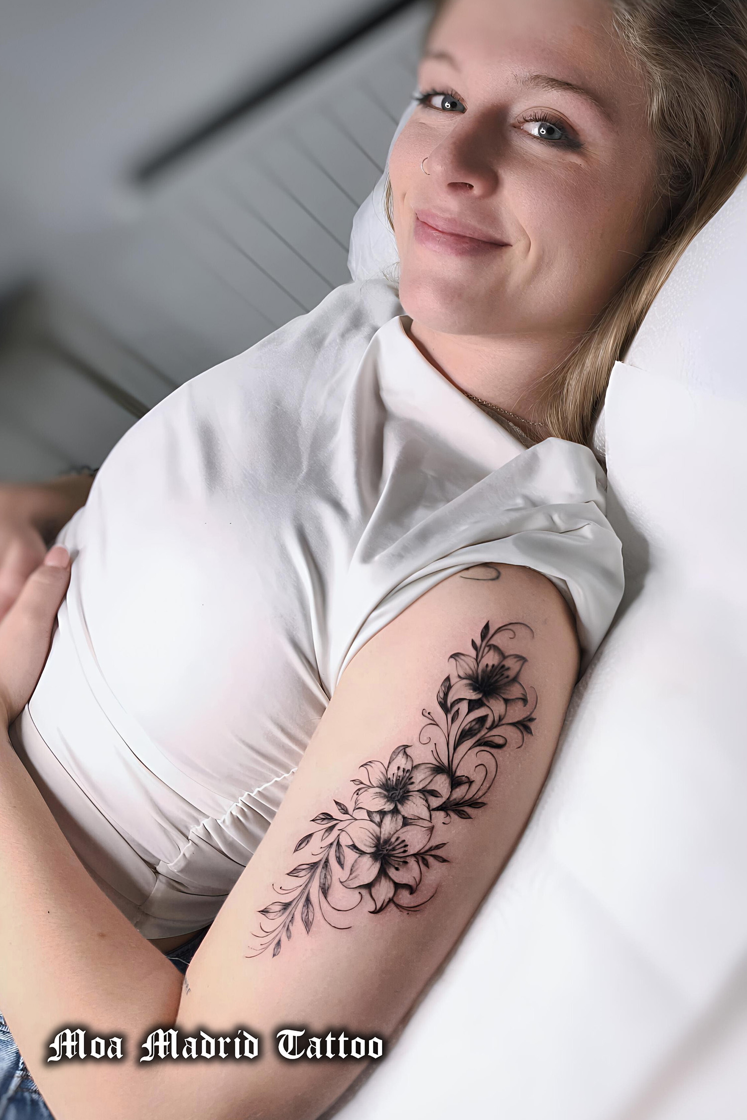 Tatuaje de lirios siguiendo la forma del brazo